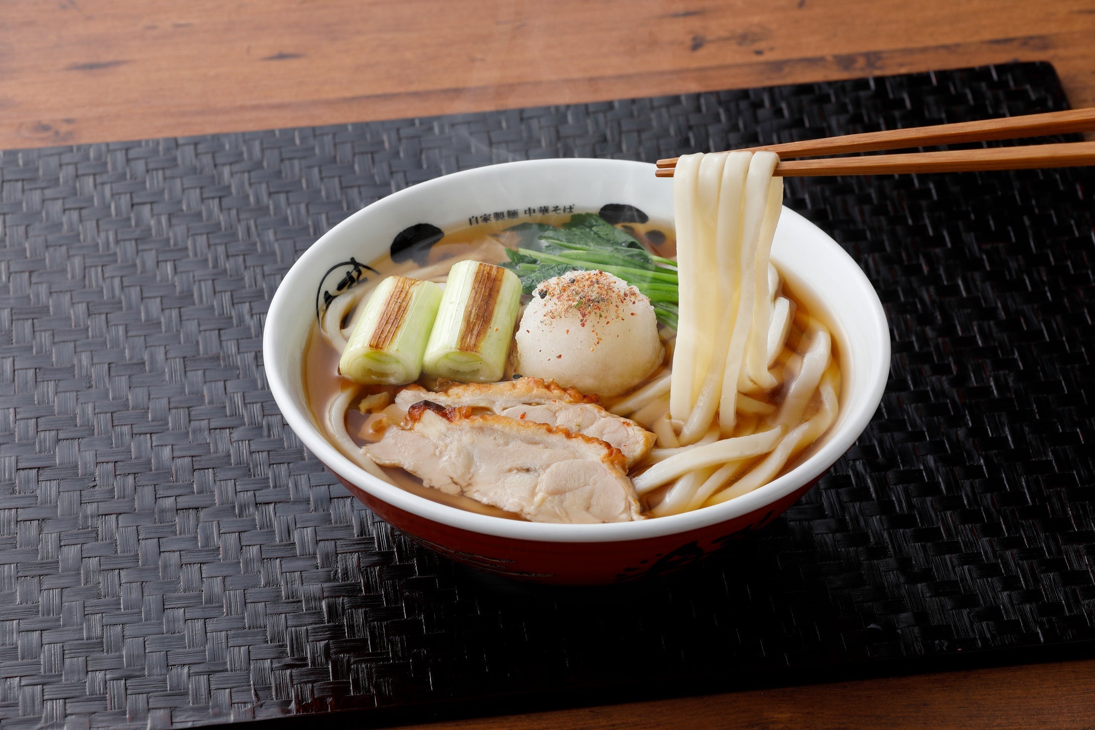 2025年10月より「ひらこ屋監修 にぼらうどん」を発売